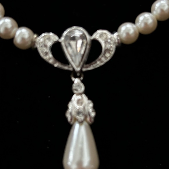 Pearl and crystal necklace & earring set - Picture 2 of 6